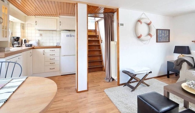2 Bedroom Private HOUSEBOAT CITY CENTER in Amsterdam