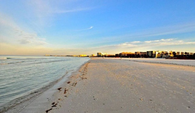 #2-Studio-Beautiful,Clean King Suite,Kitchenette,Heated Pool,3-min Walk to Beach in Siesta Key