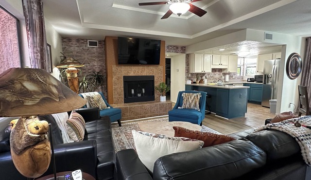 2bd/2ba 1st fl condo Sabino Canyon in Tucson w king/queen pool, pickleball, pets in Tucson