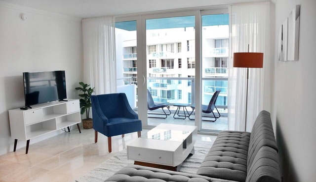 2bd2bth Partial Ocean view Ste w/balcony, Pool, nearby dining, beach access in Miami Beach