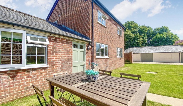 3 bedroom accommodation in Poulshot, near Devizes in Devizes