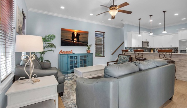3 Kings👑Lagoon Pool-Beach Shuttle-2 Living Rms-5BR A Wave Away in Destin