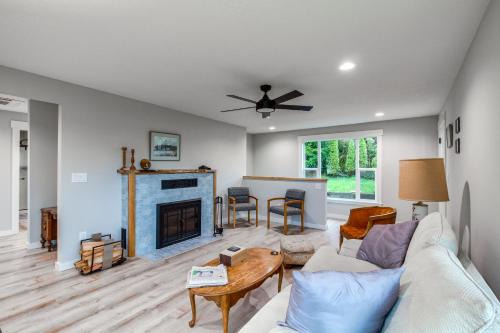 3 Mi to Reedsport: Home w/Umpqua River Views in Reedsport