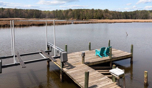 3br/2ba Waterfront Home overlooks Private Dock. 2+ acres of front yard Games in Lancaster