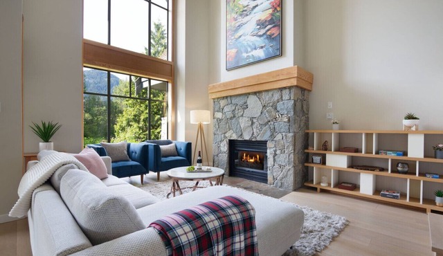 4BR/5BA on Golf Course-Private HT, Gondola Parking in Whistler