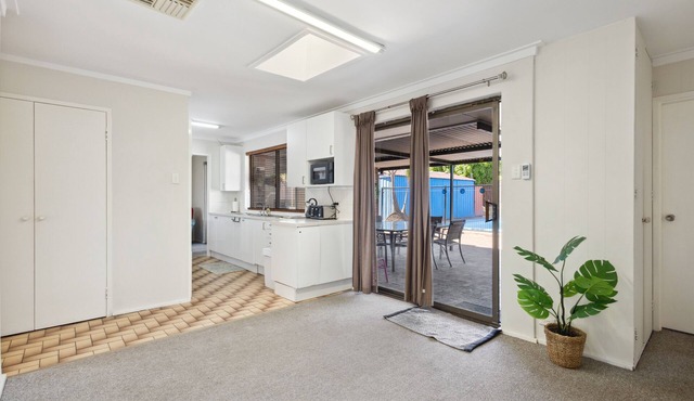 4BR Pool House Close to Shops in Girrawheen