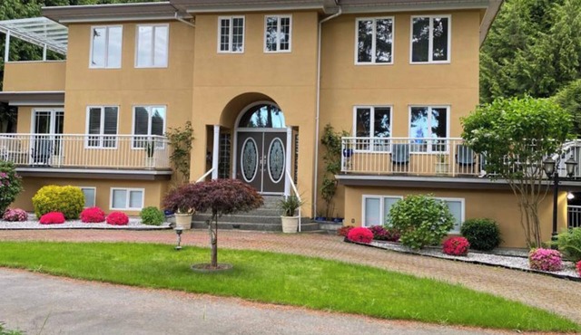 5 bedroom, 4 Bathroom home in West Vancouver perfect for FIFA & large groups. in West Vancouver