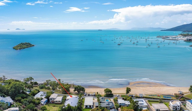 5 Bedroom Apartment with pool just steps from the beach in Cannonvale