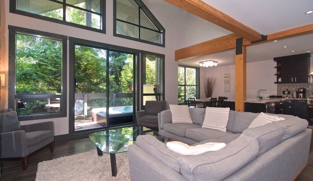 5 STAR ACCOMMODATIONS! LUXURY STAY WITH MEDIA ROOM + PRIVATE HOT TUB. in Whistler