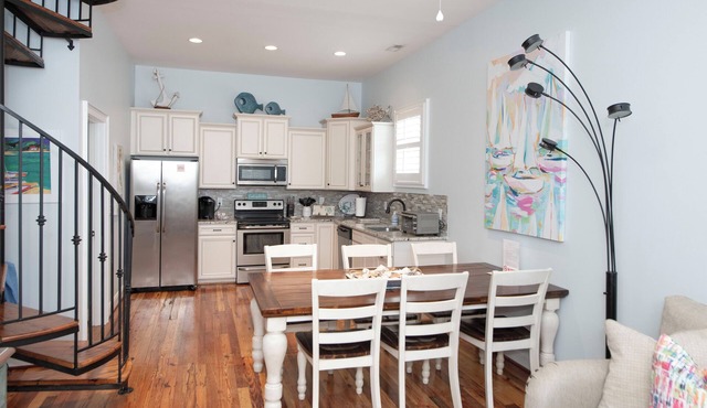 5 Star Reviews! Luxury Home, Pool, Steps from Ocean,Sleeps 7, Shops,Restaurants in Atlantic Beach