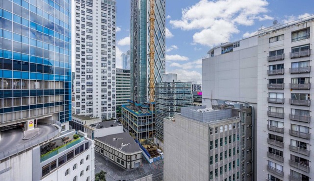 6 Beds in a two bedrooms apartment in Auckland