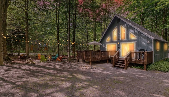 6min walk to pool, AC, Wi-Fi, Arcade, Firepit, BBQ, Deck. in Pocono Lake