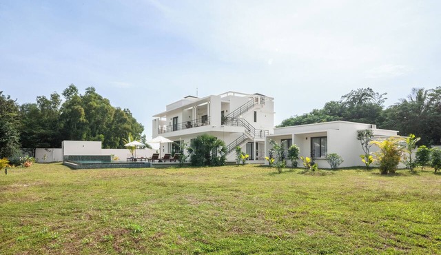 7BR Grand Modern Villa, Private Pool Estate in Krong Siem Reap