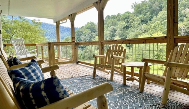 A Design-Led Mountain Lodge ~ 4BR Retreat for Gathering ~ Firepit, Views, Stars in Mars Hill