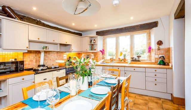 Abbeville Barn - Four Bedroom Villa, Sleeps 11 in Langford