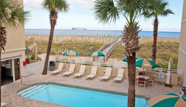 ADA Compliant Room w/King Bed & Free WiFi in Tybee Island