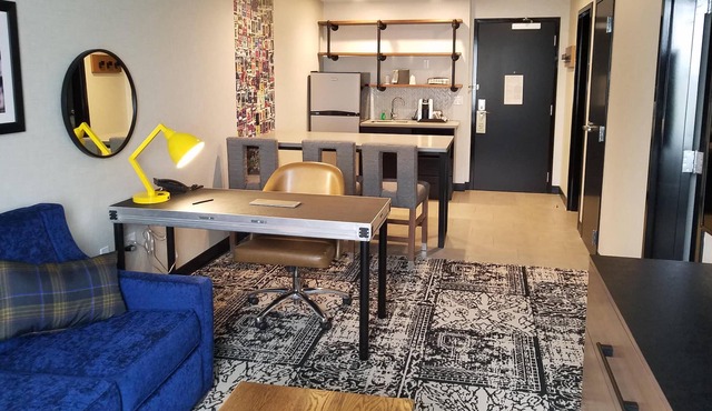 ADA Hearing & Mobility Accessible w/Roll-in Shower - Free Wifi - Plush King Bed in Lititz