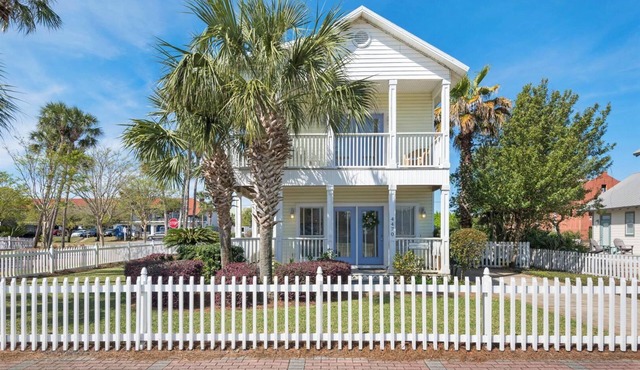 ADORABLE DESTIN BEACH COTTAGE! 1 min walk to beach! Gulf View! Private Pool! in Destin
