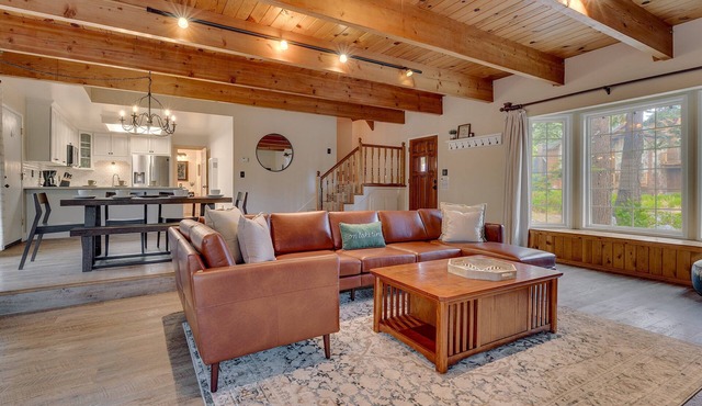 Air Conditioning, Outdoor Spa, 5 Mins to Heavenly/Casinos/Beaches: Little Bear Cabin in South Lake Tahoe