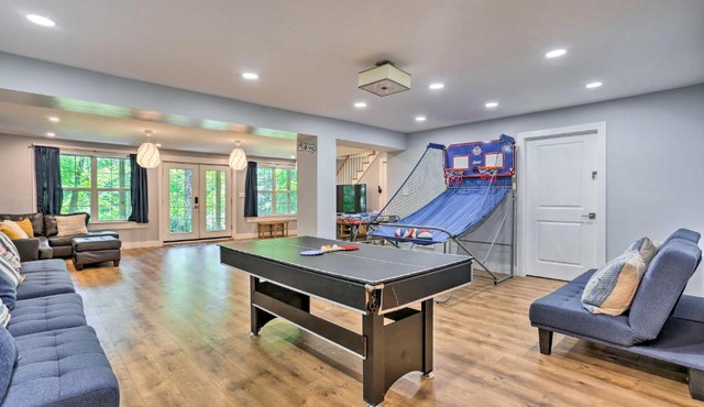 All-Encompassing Cobalt Cottage with Game Room! in Bushkill