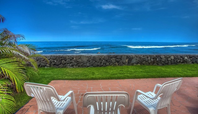 Aloha! Oceanfront, TV, Pool, Hot Tub, A/C. in Kailua Kona
