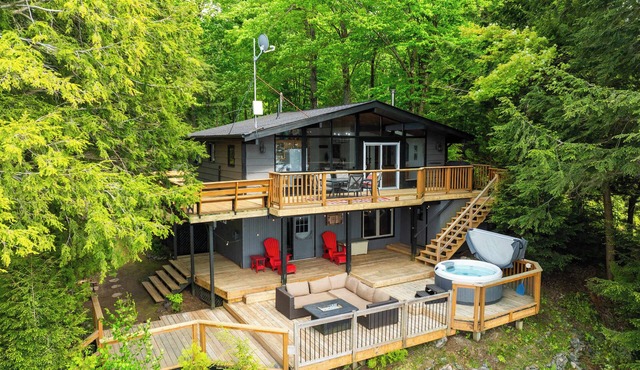 Alpine Lake House - Waterfront + Hot tub in Bala
