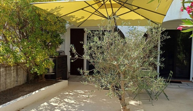 "An Endless Summer"! Apartment with a courtyard, a 5-minute walk from the ocean. in Saintes-Maries-de-la-Mer