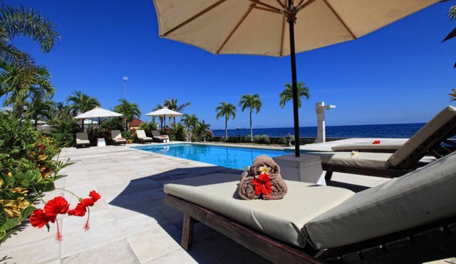 Authentic Beachvilla with cook, private pool, staff and lush tropical garden in Seririt