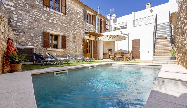 Authentic Majorcan house with 3 bedrooms, 3 bathrooms, wifi and pool in Binissalem