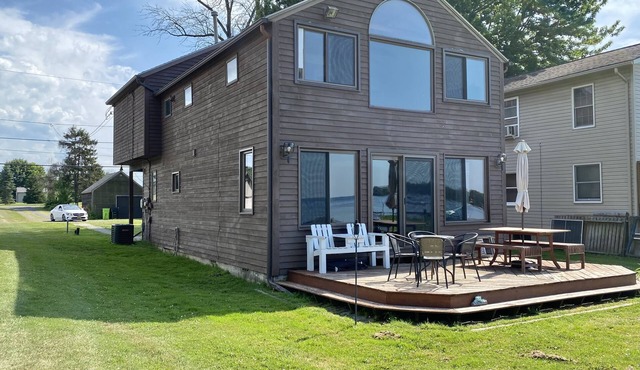 Awesome 3 Bdrm 2.5 bath Waterfront Oneida Lake House Vacation Rental Retreat in Bridgeport