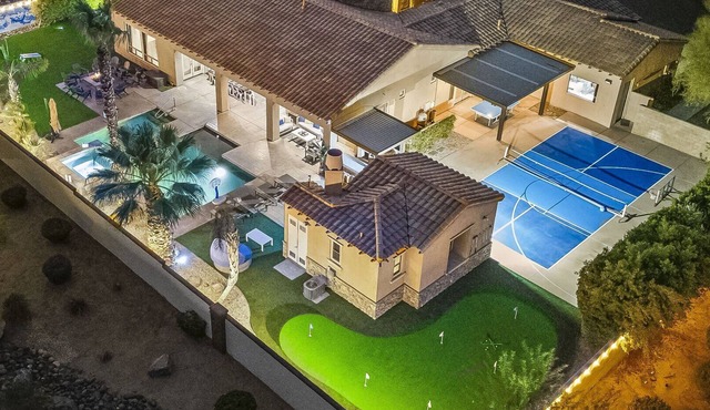 Azul: Pool, Spa, Fire Pit and Pickle Ball Court! in Indio