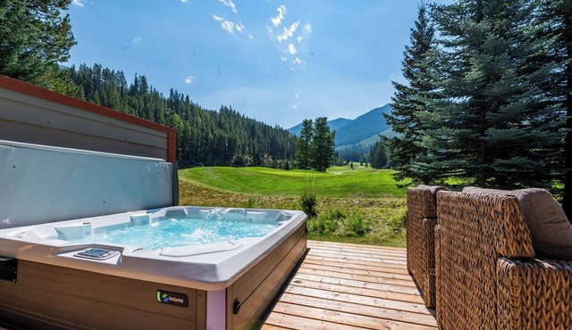 Backs onto Greywolf 9-Private Hot Tub-Amazing Views-Deck-BBQ- Ski-in/Out Sunbird in Panorama