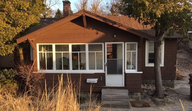 Bailey Sands: Adorable Vintage Beach Cottage, steps from Lake Michigan beach in Muskegon
