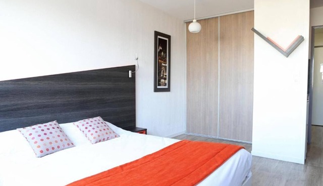 Balcony Studio Near Rungis Market With Quick Access to Central Paris in Chevilly-Larue