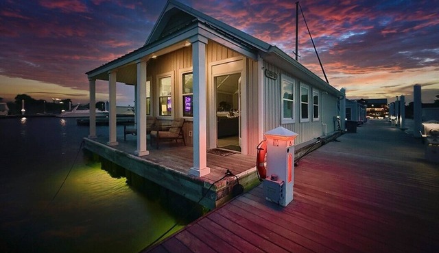 BAYDREAM - Peaceful! Inviting! Clean! Floating quiet getaway! Dock your boat! in Pensacola