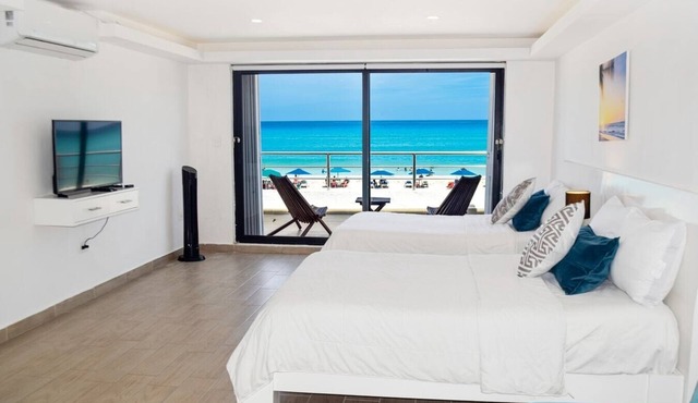 Beach front Villa, great location, steps from the beach! in Cancún