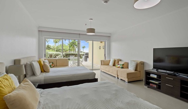Beachfront - Beach Garden Studio - E124-1 in Eagle Beach