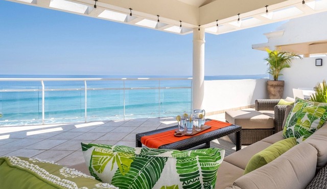 Beachfront ★Penthouse★ with Pool & Private Roofdeck. Flexible Bed Configuration. in Rincon