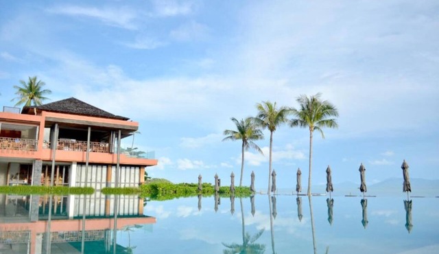 Beachside Sea View Escape with Pools and Stunning Sunset Views in Amphoe Ko Samui