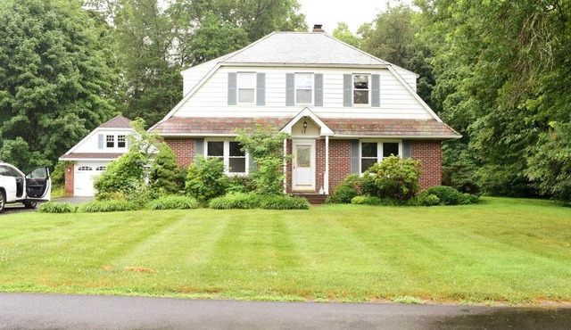 Beacons Great Getaway Near hike, parks, shops and art in Beacon
