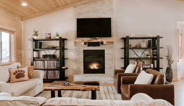 Bearfoot Chalet. Smart Cabin. BBQ. EV Charger. Spa in Big Bear City