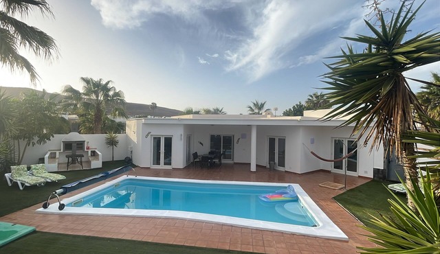 Beautiful detached extremely private villa with its own pool, Mountain View's. in Lanzarote