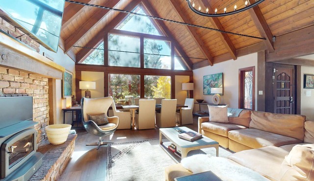 Beautiful home near the lake & slopes with private hot tub, pool table, & WiFi in Zephyr Cove