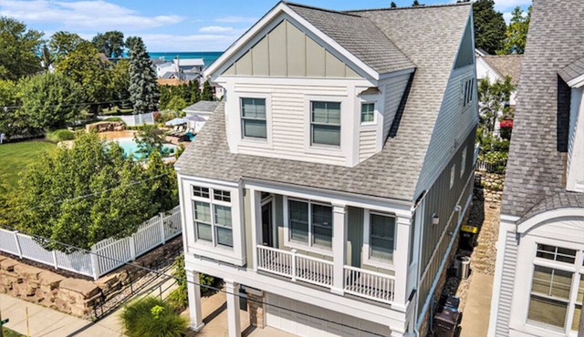 Beautiful North Beach Home! Private pool! Outdoor recreation area! 12 guests! in South Haven