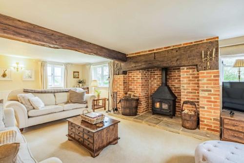Beautiful thatched country 4 Bedroom Cottage in Wanborough