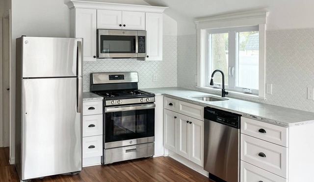 Beautifully renovated cottage less than a mile to the beach! in Belmar