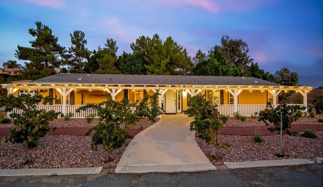 Bella Vista Villa Getaway Private Vineyard With Spa. Relax with Family & friends in Temecula