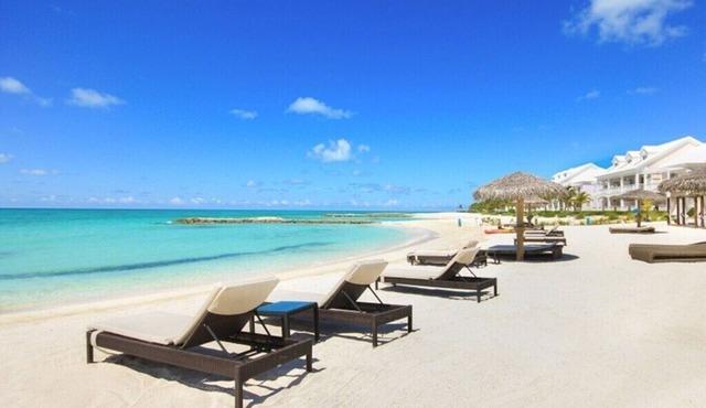 Breathtaking Pool Front 3-Bedroom Condo, Just 8-Min Walk to Pristine Beach! in Nassau
