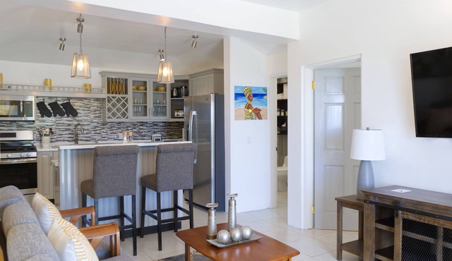 Breathtaking views 5min from the beach! in Old Road Village