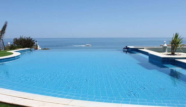 Breathtaking Villa with infinity pool over the sea in Luz